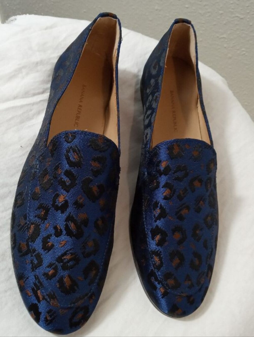 Women's Banana Republic Blue Metallic Animal Print Loafer Flat Shoes sz 8 - Picture 2 of 7